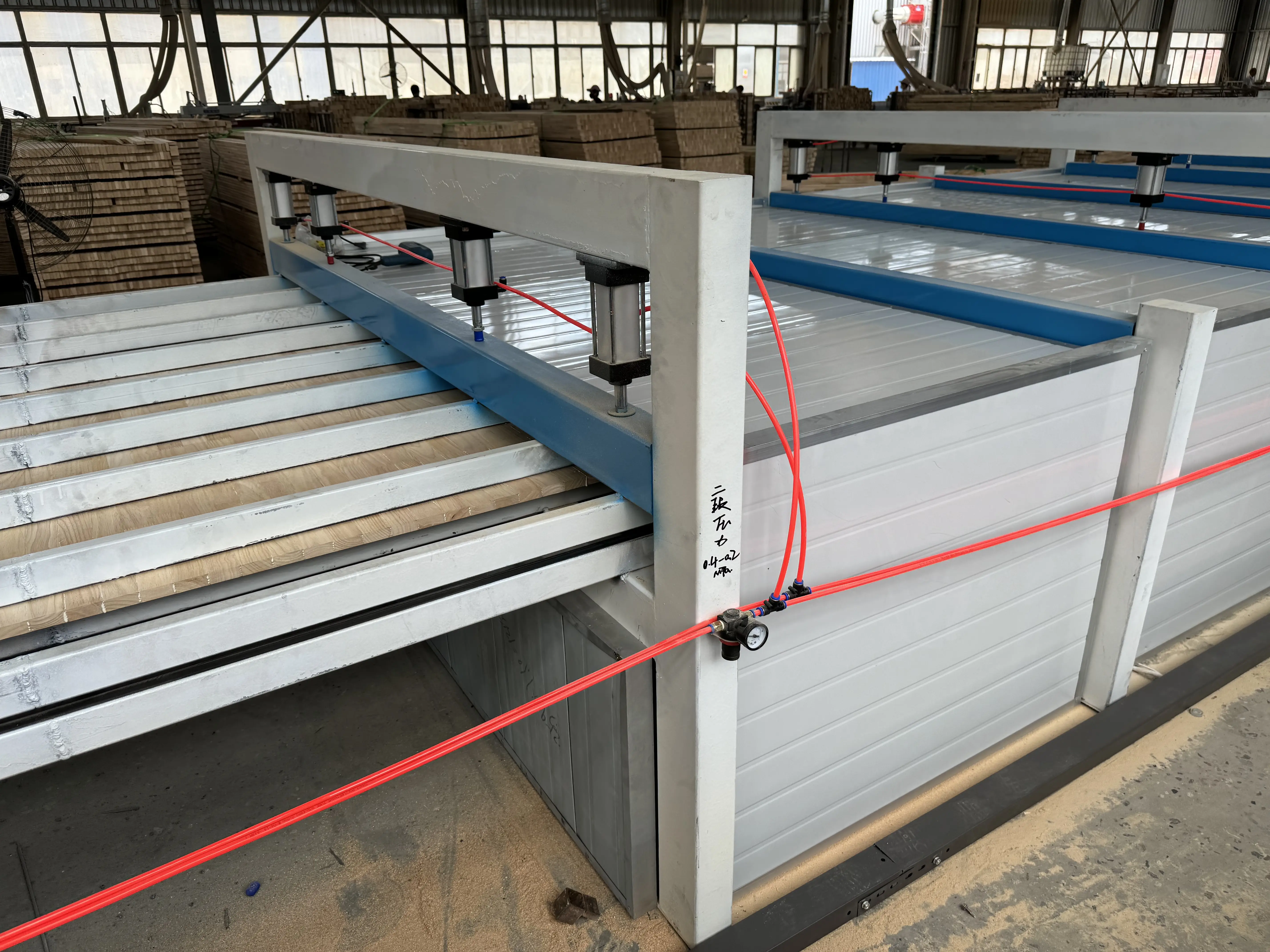 拼板機 木工自動拼板機：實木加工領(lǐng)域的“板材縫合專家”